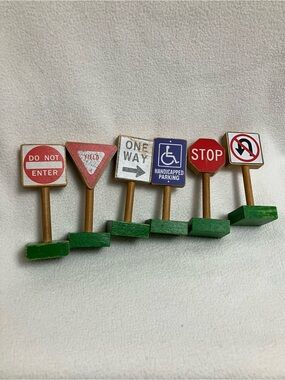 Melissa & Doug? Thomas & Friends? Wooden Toy Traffic Sign Set